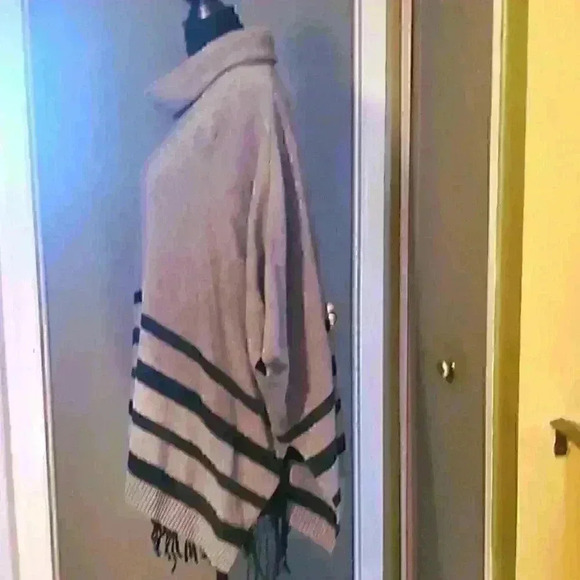 Tahari Poncho sz medium - Picture 5 of 6